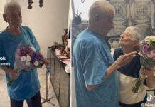 vovô entrega buquê de flores para sua esposa no seu aniversário de 90 anos