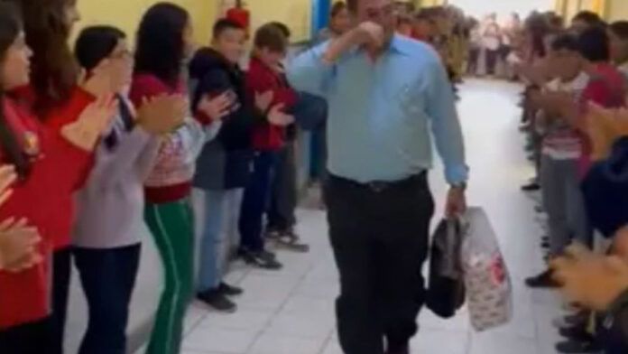 alunos aplaudem professor em seu último dia de aulas