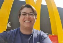 selfie de mulher em frente a um mcdonald's