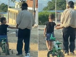 menino segura mão de idoso na rua e o ajuda a chegar em casa