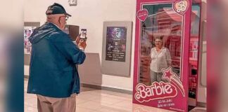 homem fotografa esposa dentro de uma caixa da barbie