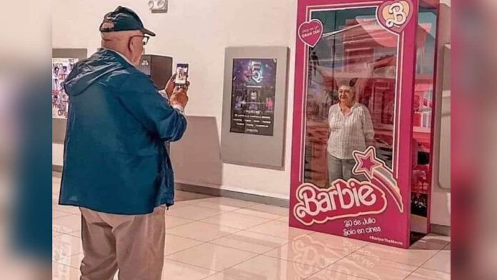 homem fotografa esposa dentro de uma caixa da barbie
