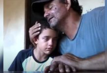 pai consola o filho após ele martelar o próprio dedo