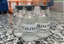 três frascos de vacina contra a dependência da cocaína e do crack